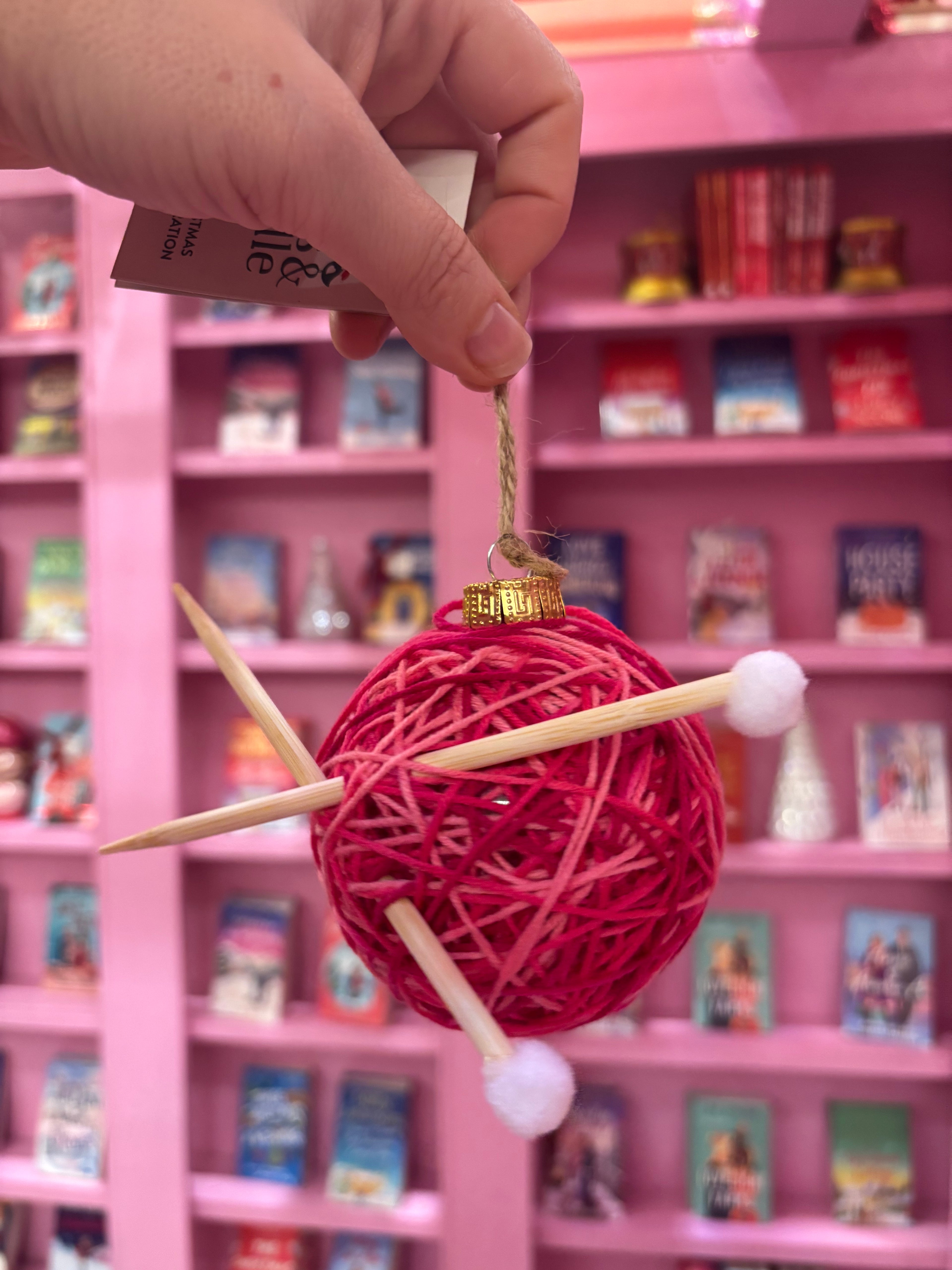 🧶 Pink Yarn & Knitting Needles Bauble