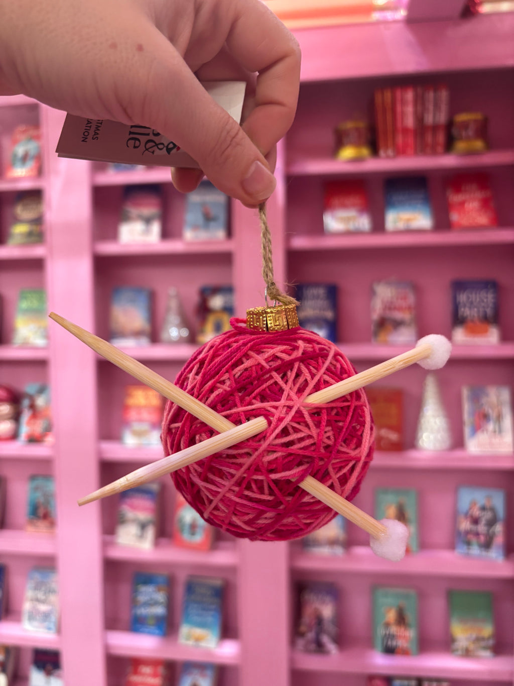 🧶 Pink Yarn & Knitting Needles Bauble