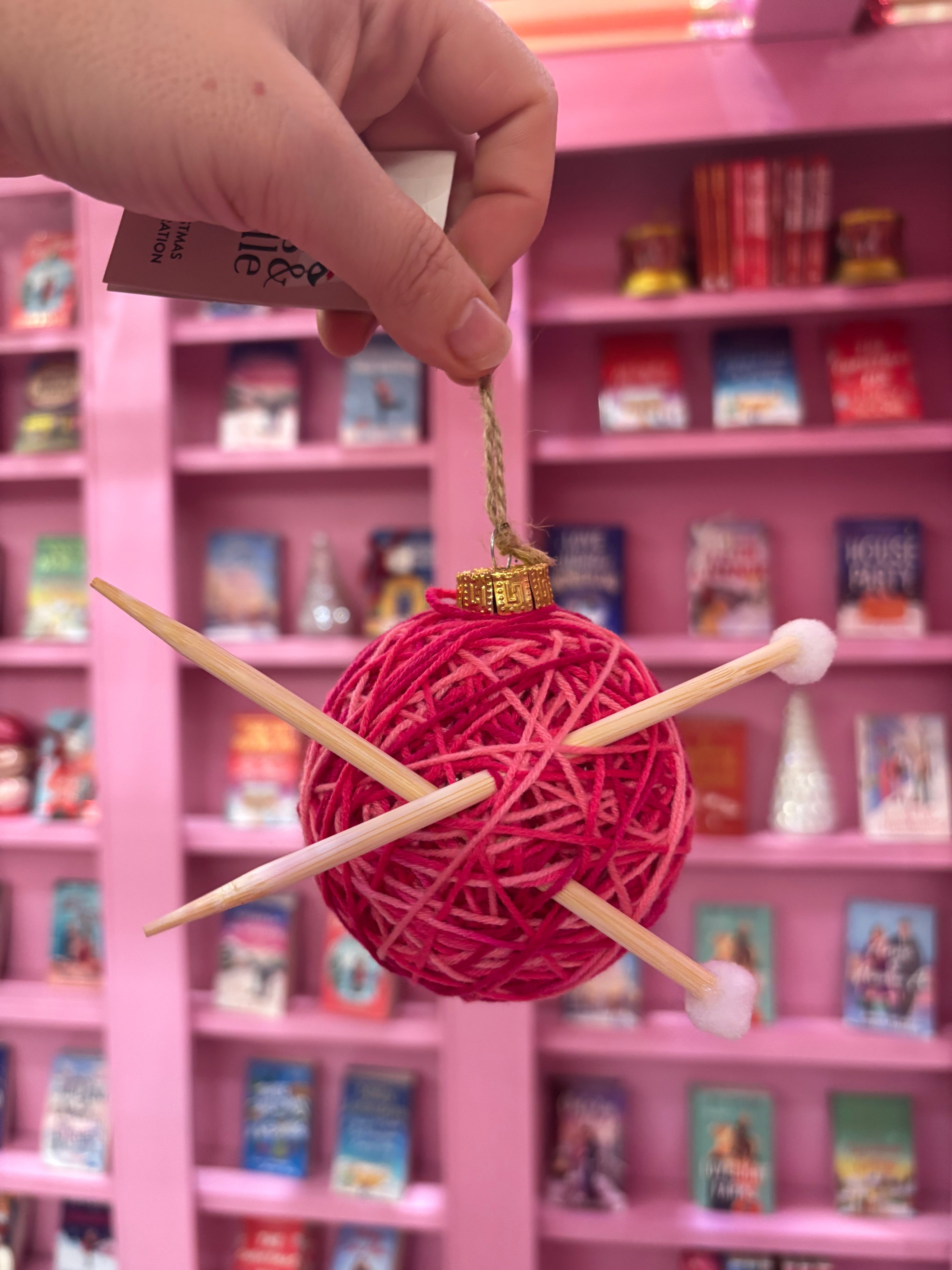 🧶 Pink Yarn & Knitting Needles Bauble